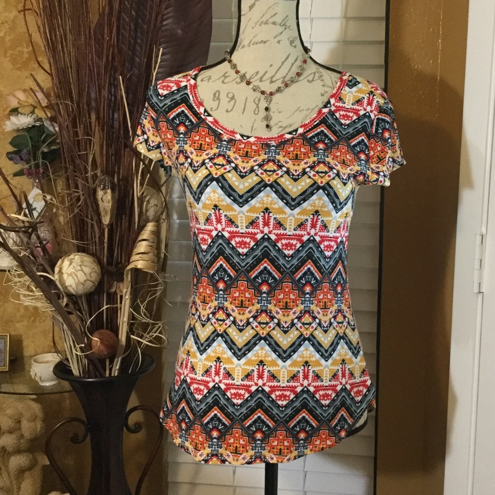 NEW Short Sleeve Aztec Design Top - Picture 2 of 6